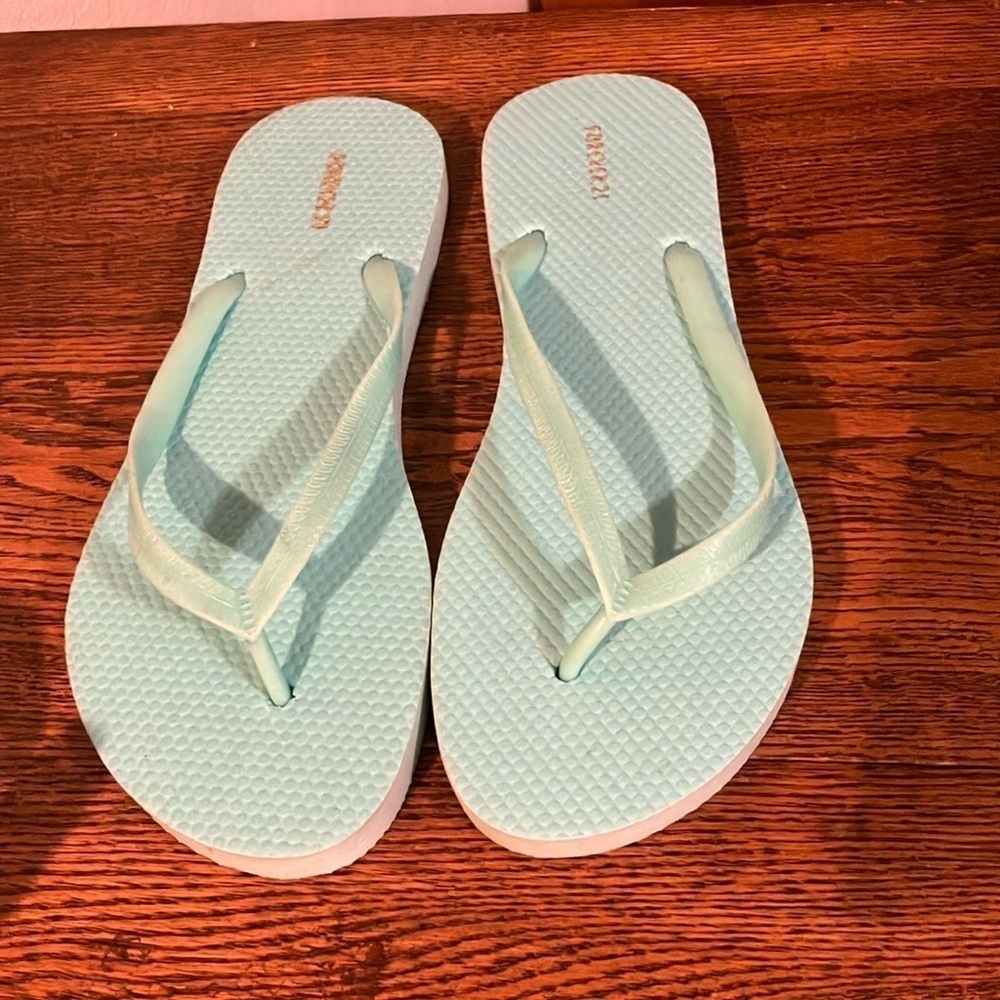 🌈 Forever 21 flip flop slippah size 9/10